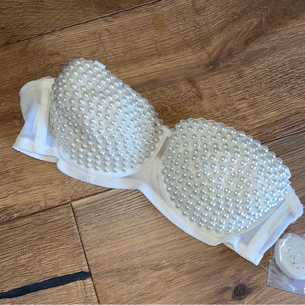 VS NWT Vintage Gold Label Candice Beaded Appliqué Bra